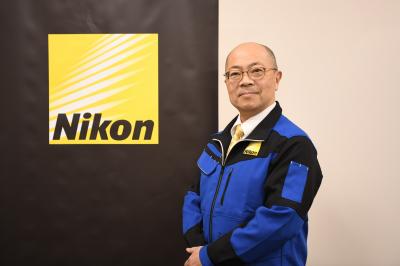 Nikon社章と中島部長