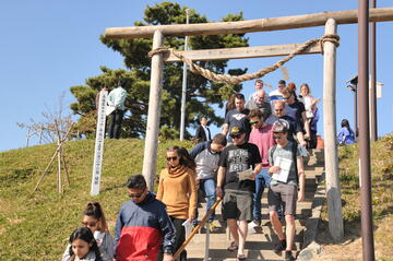 日和山の階段を下る学生たちの写真