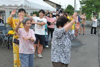 盆踊りを踊っている写真