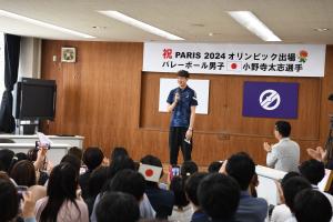 報告をする小野寺選手