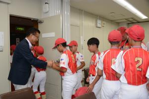 山田市長、選手にグウタッチで激励