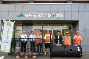 寄贈された罠の前で集合写真
