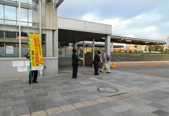 東口