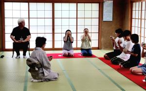 茶道体験をする子供たちの写真