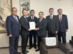 県議会議長に要望書提出