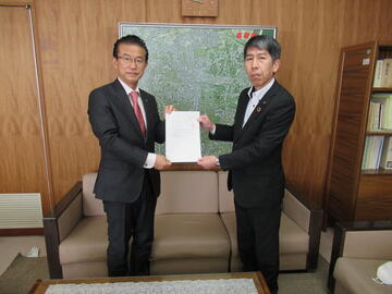 報告書を菊地議長から山田市長へ提出しましたの画像