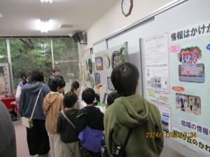 展示を見ている写真