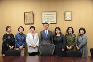 名取市更生保護女性会の皆さんと記念撮影