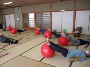 バランスボールを使ってストレッチ最後のリラックスタイム