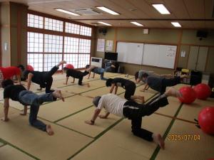 バランスボールで腰痛予防ストレッチ