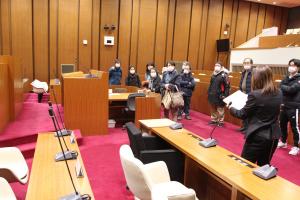 市議会の議場を見学している様子