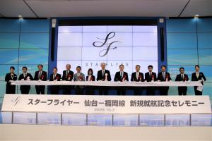 リボンカット記念撮影全体