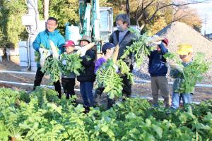 山田市長と子供たちで収穫