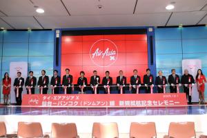 テープカット全景