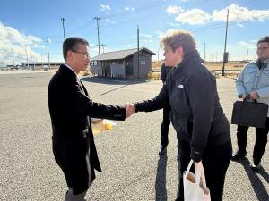 山田市長と握手