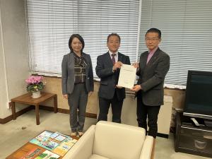 長南議長から山田市長へ提出しました