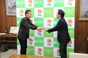 山田市長からノボル鉄鋼様へ表彰楯贈呈