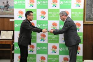 山田市長からマクサム通運様へ表彰楯贈呈