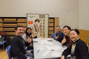 令和7年度交流会書道体験写真