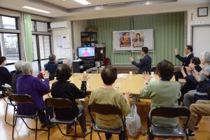 一緒に体験している様子