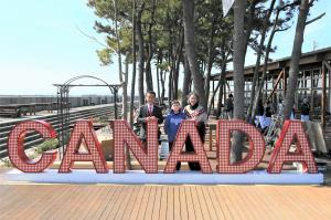 山田市長とマヤ・テイト市長　カナダサイン前で記念撮影