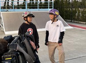 カメラの前でコメントをしているなとりスーパーキッズの二人