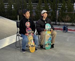 取材に対応するなとりスーパーキッズの二人