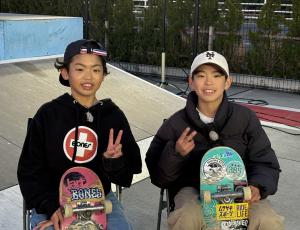 ポーズを決めているなとりスーパーキッズの二人