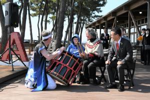 閖上太鼓の演奏を見学している写真