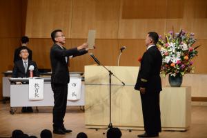 市長より表彰を受ける萱場副団長