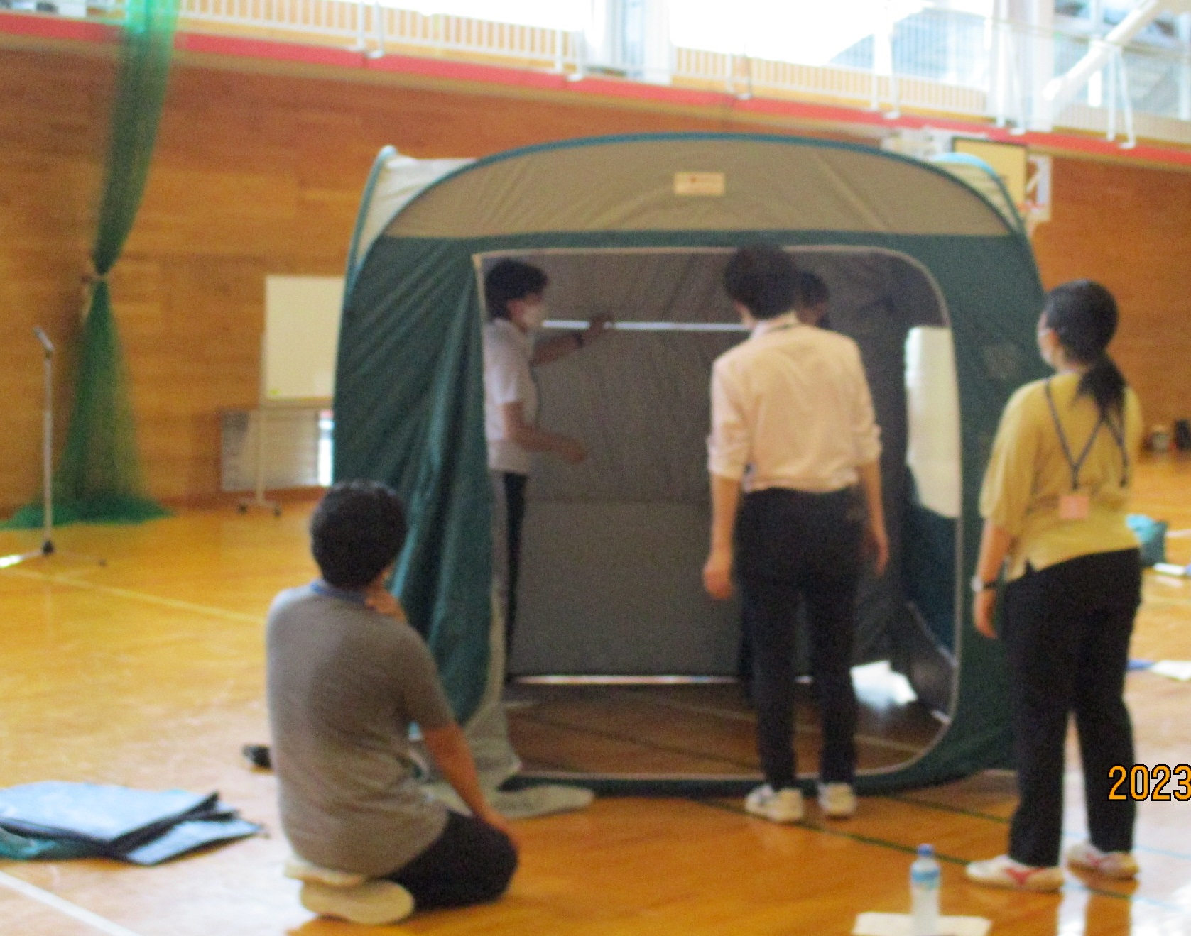 簡易テントを組み立てる参加者の画像2