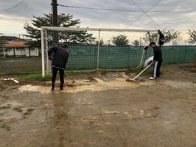 前日は雨模様で、当日の早朝まで降ったりやんだりの天候でした。そんな中、懸命にグラウンド整備をしてくださった皆様の画像