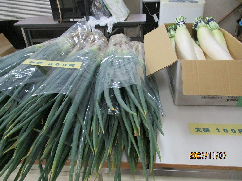 宮城県農業高校の生徒さんがつくられた野菜やジャムの販売もありましたの画像