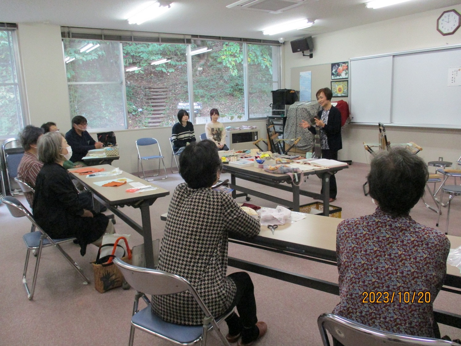 服飾とリサイクルを専門とされている玉田先生より、裂き織の歴史や背景、今日の作業について説明をいただきました。の画像