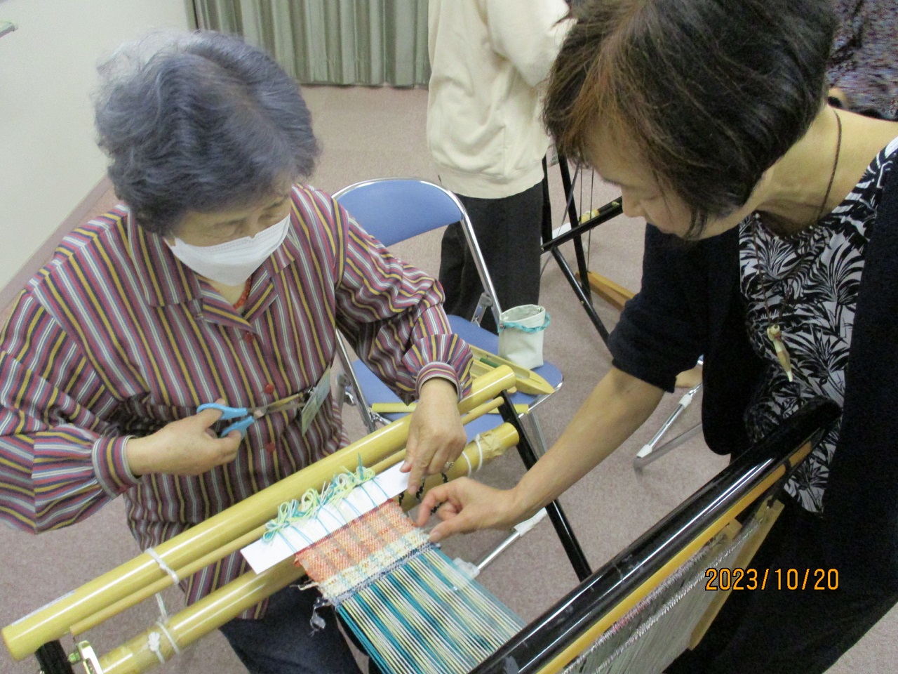 ひも状に切った古布を横糸にし、織り機で織り込んでいきます。の画像