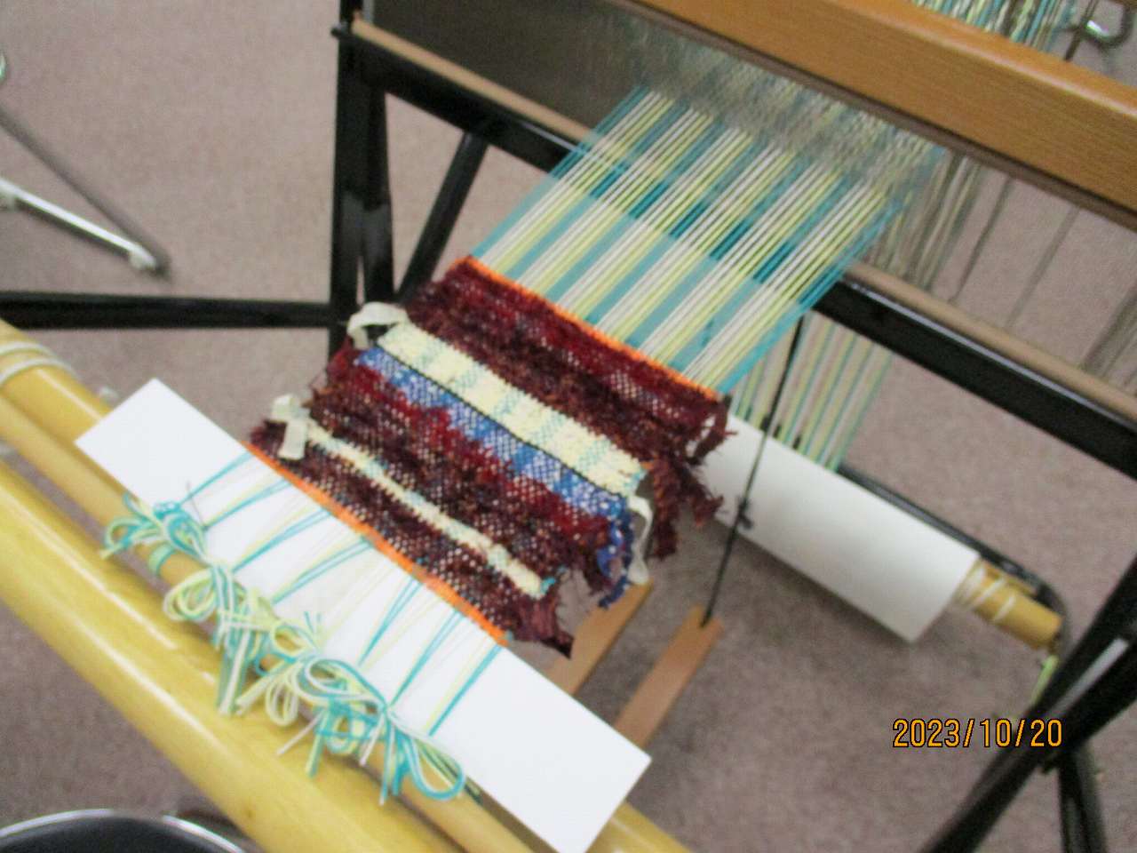 織り終えたら、両端の縦糸のふさがほどけないよう数本ずつ結び、完成です！の画像