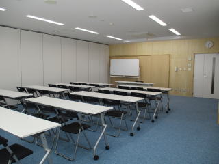 ホールを（可動式壁で仕切った状態）の画像