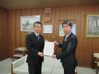 報告書を菊地議長から山田市長へ提出しましたの画像
