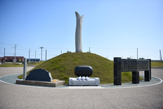 名取市震災メモリアル公園の慰霊碑