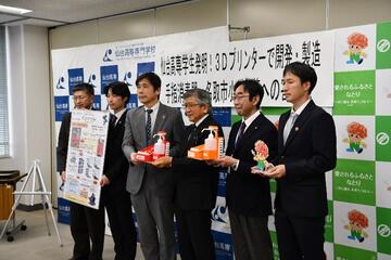 仕掛け付き手指消毒器　サーキュライズの寄贈式の様子