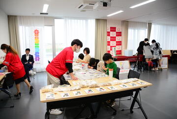 木のキーホルダーづくりの様子