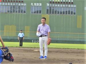 山田市長、マウンドで挨拶