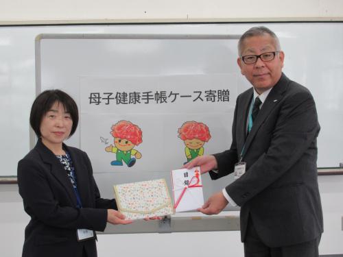 母子手帳カバー寄贈式写真