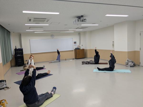ゆっくりからだを伸ばします